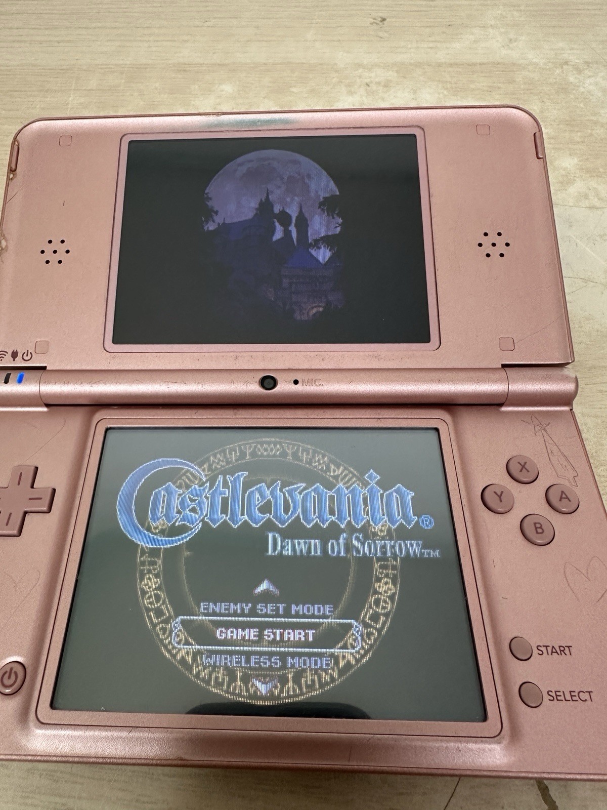 Nintendo DSi XL – Metallic Rose Pink w/ Charger & White Stylus – Tested & Works