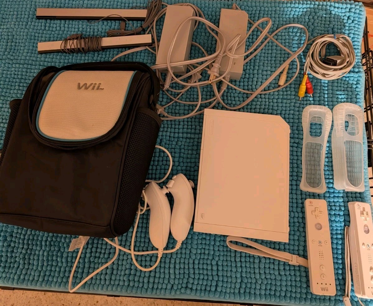 Nintendo Wii Gaming Console RVL-001 (USA) 2 Controller Tested Work Bag