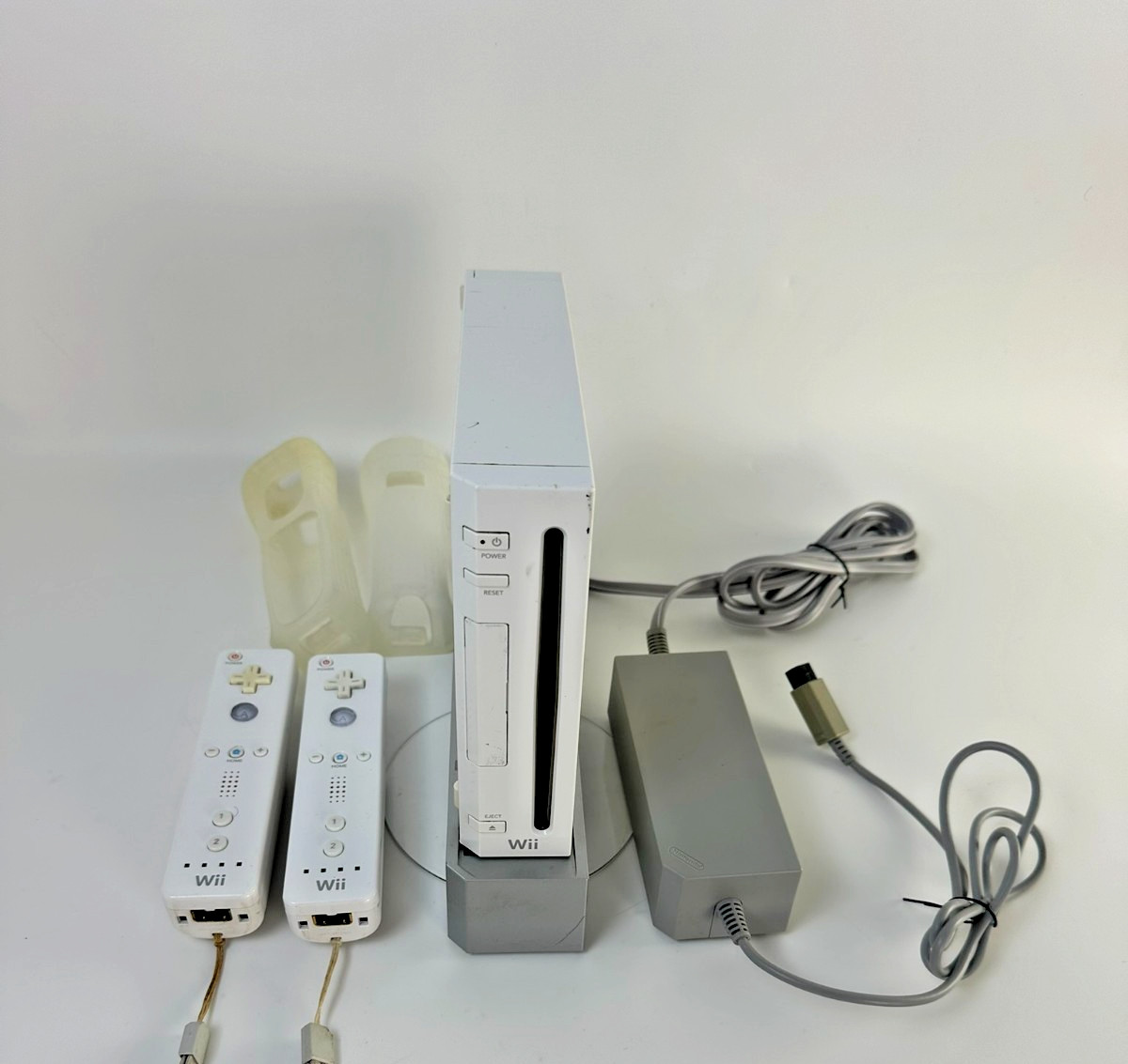 Nintendo RVL 001 Wii Console Bundle White 2 Controllers Dock Power Supply