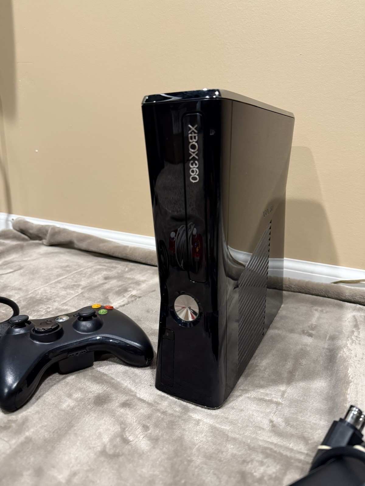 Xbox 360 S 250GB Console + 3 Controllers + 8 Games GTA V Battlefield Sims 3