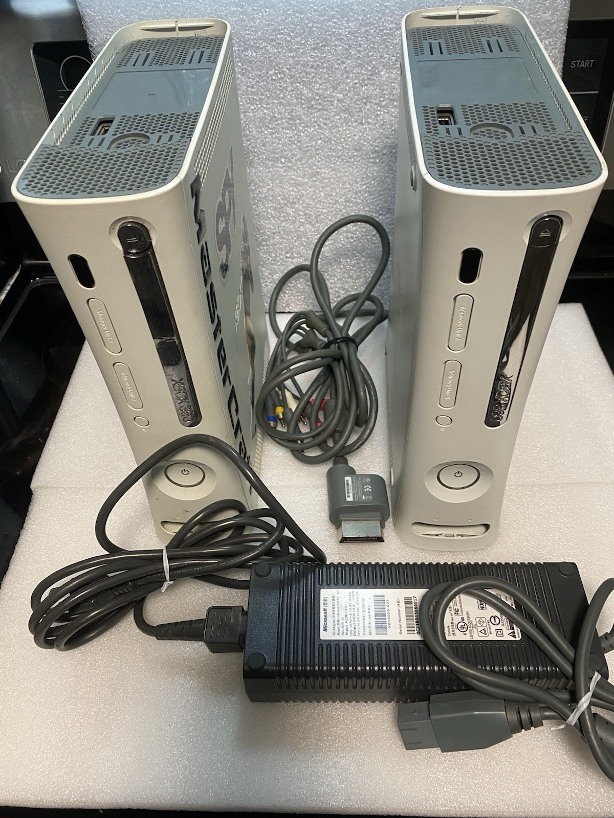 2 Microsoft Xbox 360 White Console NTSC-U/C 2008 – Untested – As Is and Pictured