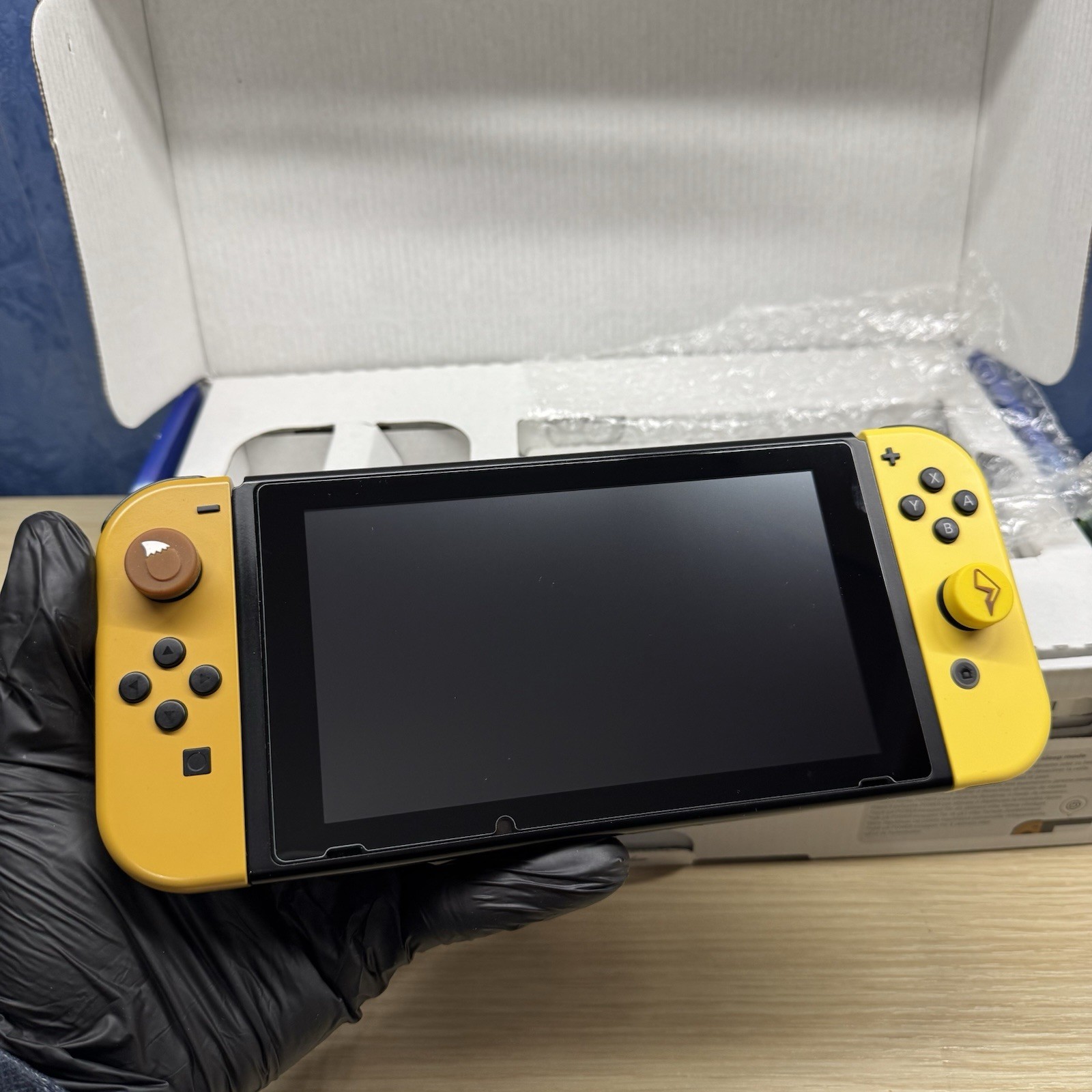Nintendo Switch – Pokemon Let’s Go Pikachu Limited Edition + Pokeball Plus