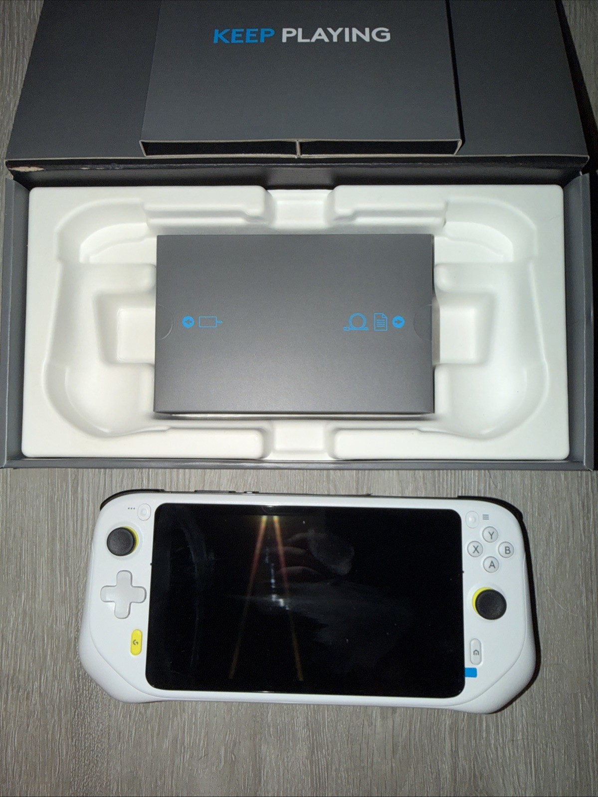 Logitech G CLOUD Handheld Portable Gaming Console 1080P 7″ Touchscreen White