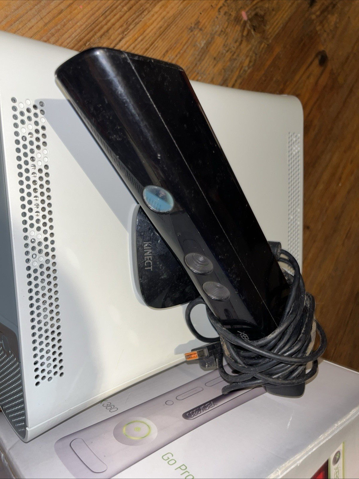 Xbox 360 White 60gb White Console bundle w/ games & Cords