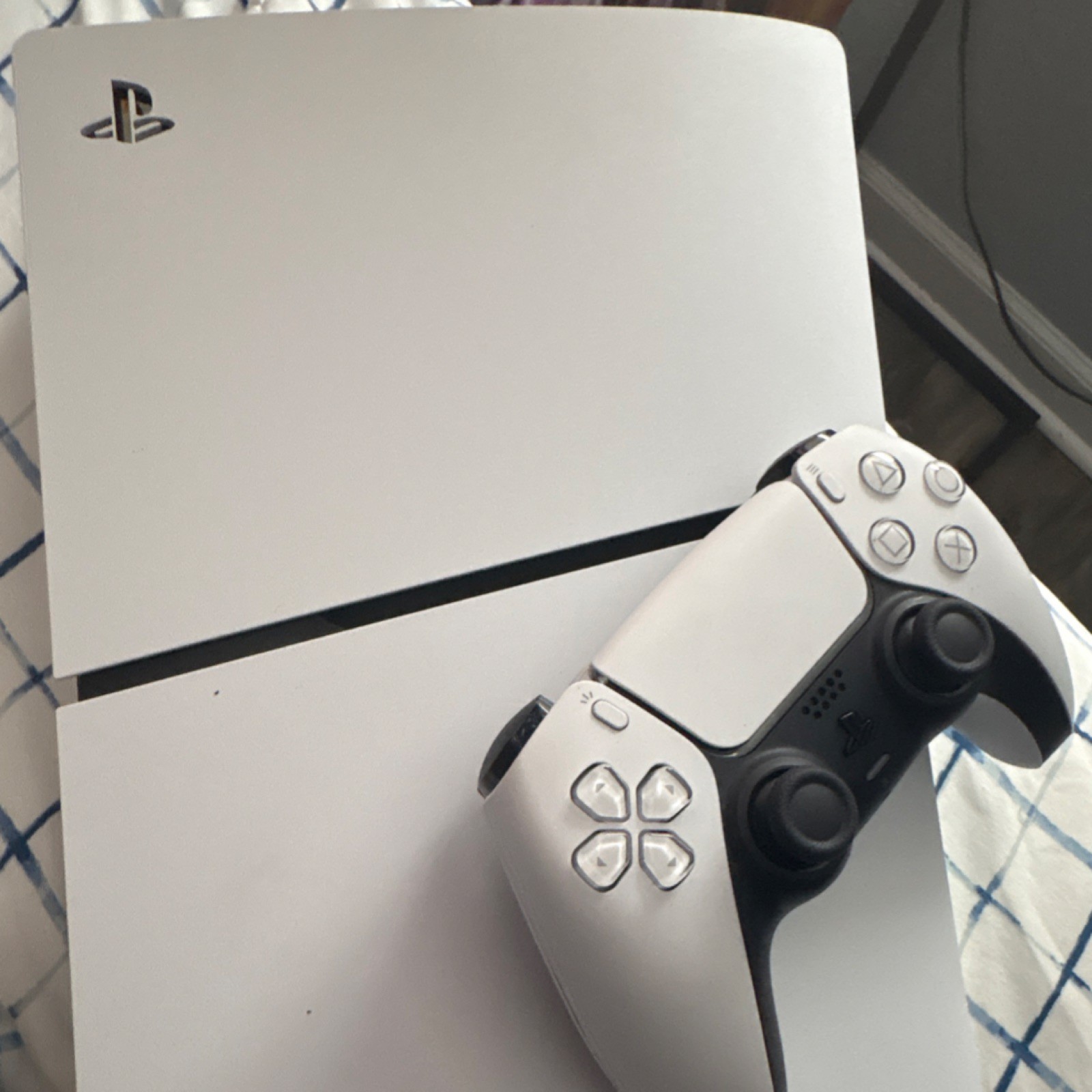 Sony PlayStation 4 White Console Wi-Fi HDMI USB-A with Controller