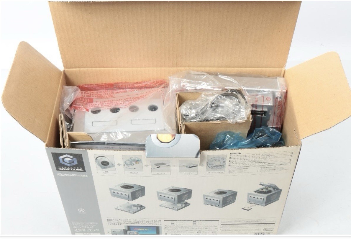 Nintendo GameCube Japan Bundle Silver GB Player 2 Controllers AV Disc CIB