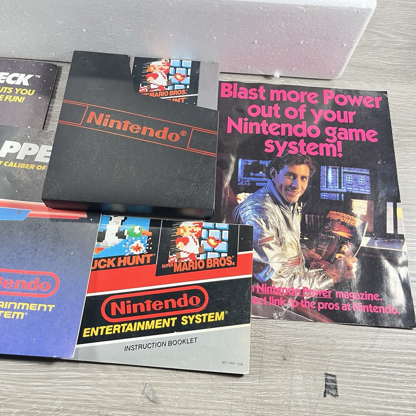 Nintendo NES Action Set Complete In Box Inserts Mario/Duck Hunt Tested