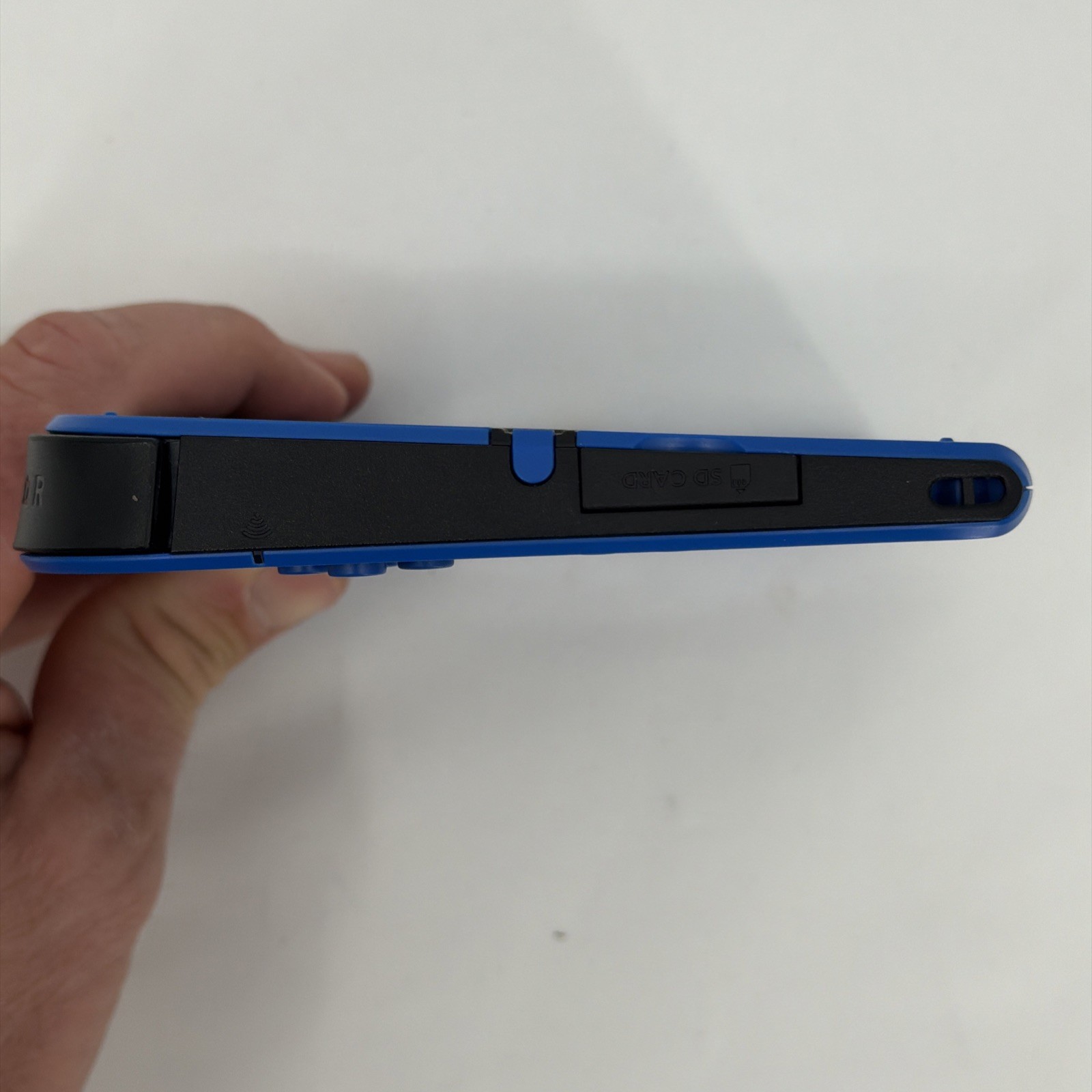 Nintendo 2DS Electric Blue Handheld Console FTR-001 Bundle 4GB SD Card & Stylus