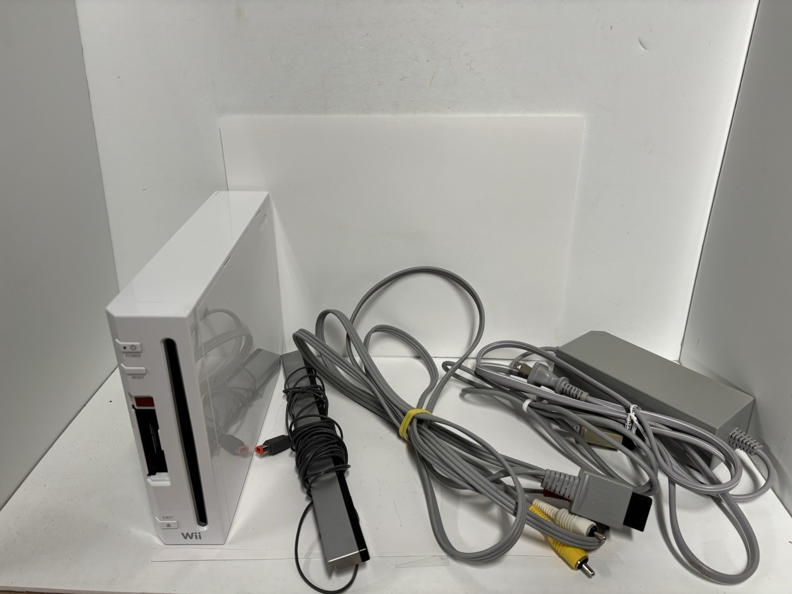 Nintendo Wii White Console – Tested & Working – RVL-001 GameCube Compatible