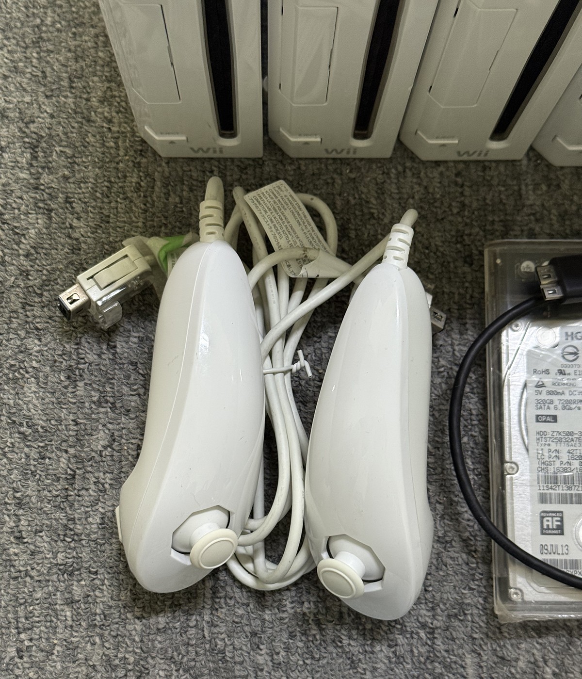Nintendo Wii Console HD (2 Original Wii Remotes & 320GB Harddisk) Plug and Play