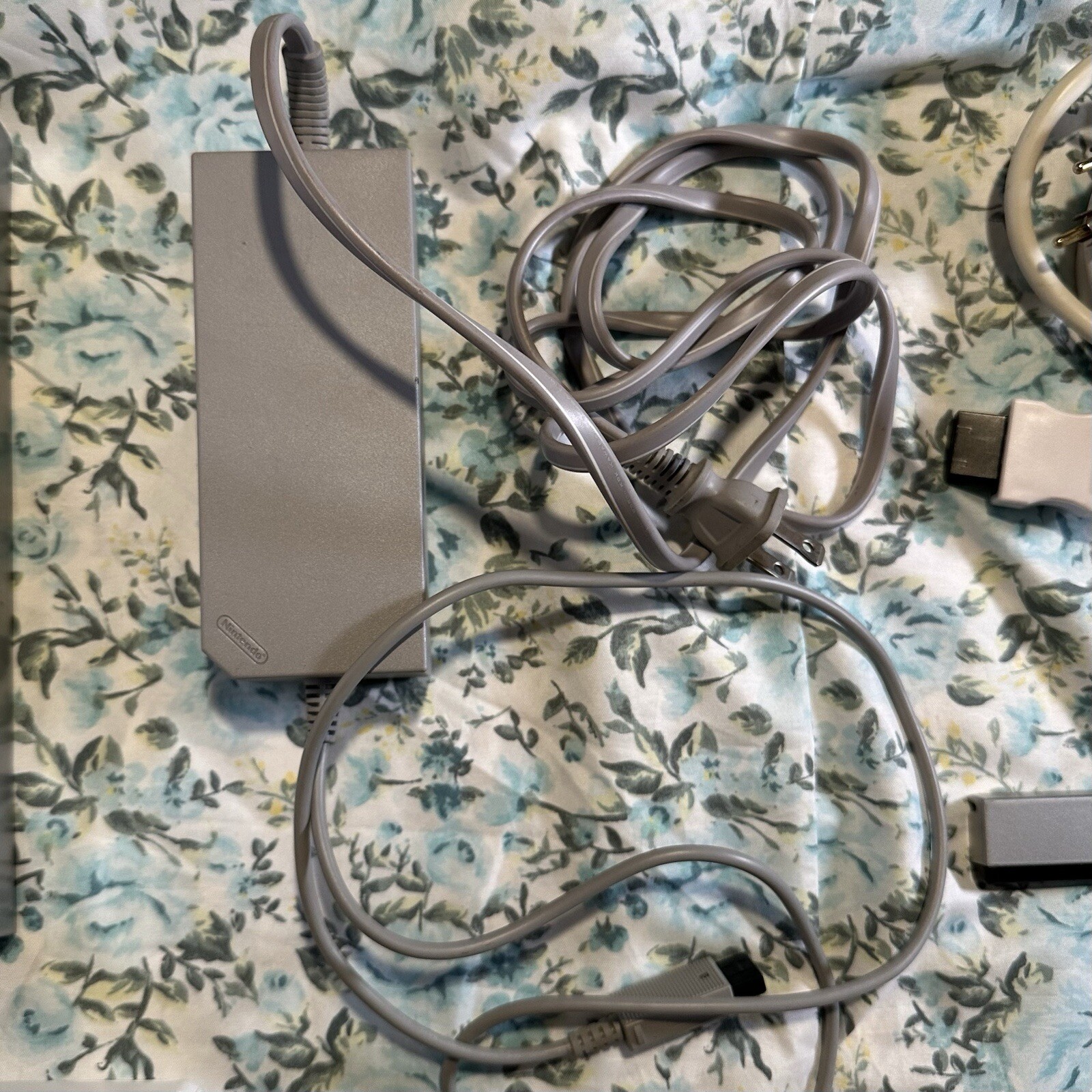 Nintendo Wii RVL-001(USA) 512 MB Home Console – White Bundle