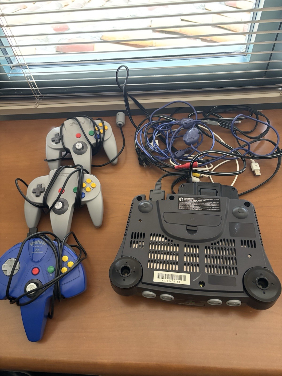 Nintendo 64 w Three Controllers!