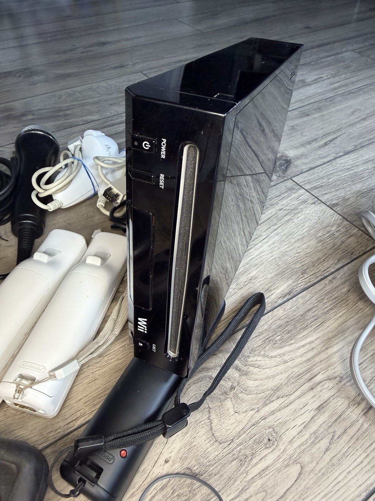 Nintendo Wii RVL-101 Black Console Bundle 3 Wii Remotes Sensor Bar Mic