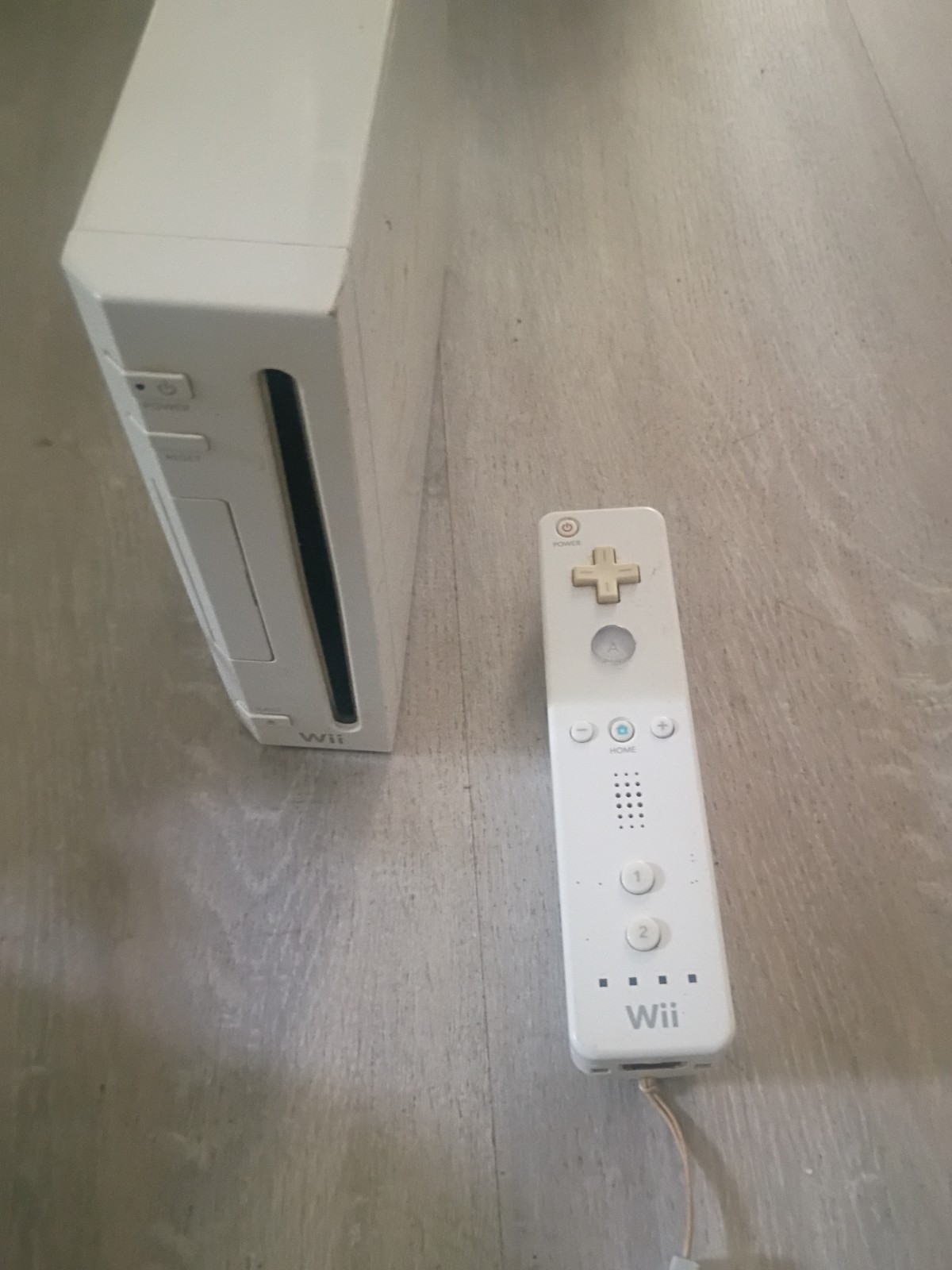 Nintendo Wii RVL-001(USA) White Console Bundle with Controllers, Accessories