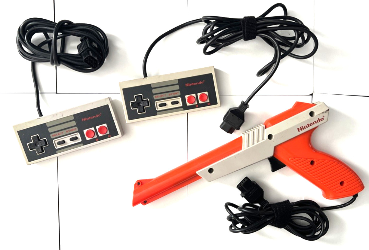 Nintendo NES Console Bundle 2 Controllers Zapper Cables & Dynowarz Game Tested
