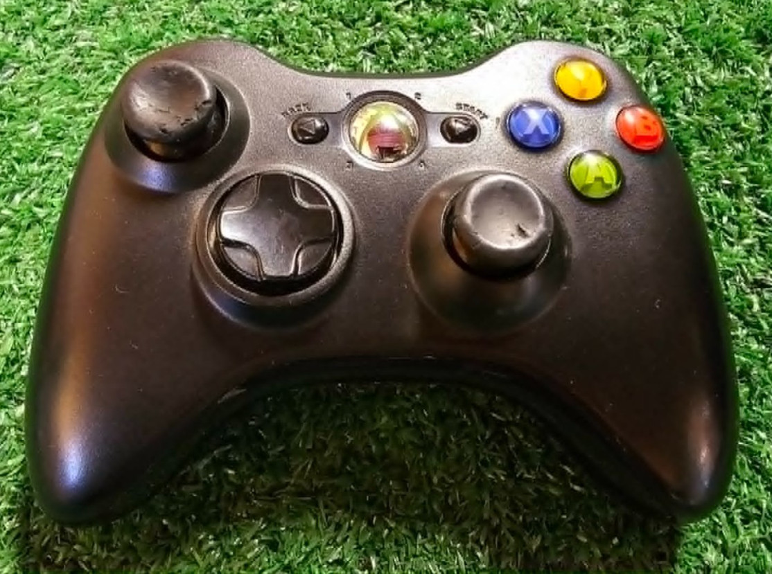 Microsoft Xbox 360 E 4GB Console Bundle (10 Hit Games, 1 Controller) TESTED