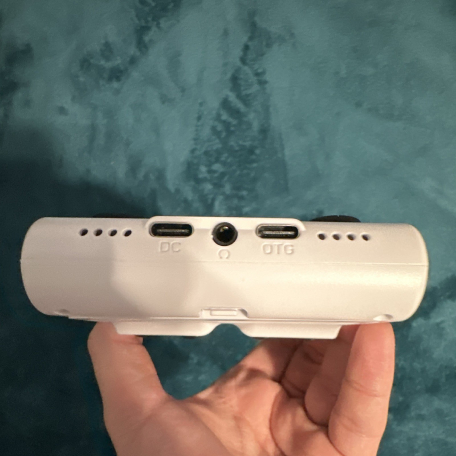 R405 PRO Handheld Game Console White Black USB-C Headphone Jack Portable System