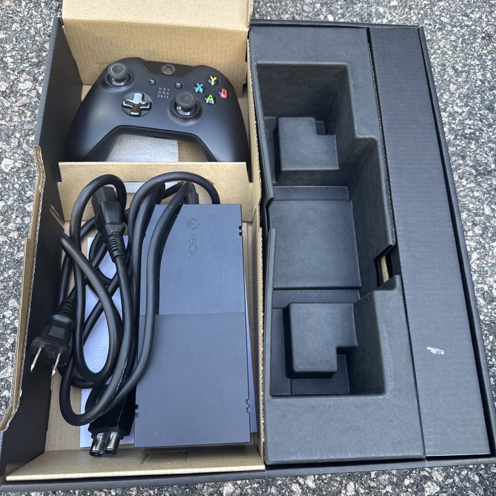Microsoft Xbox One 1540 500GB Console – Black w/ Day One 2013 Controller