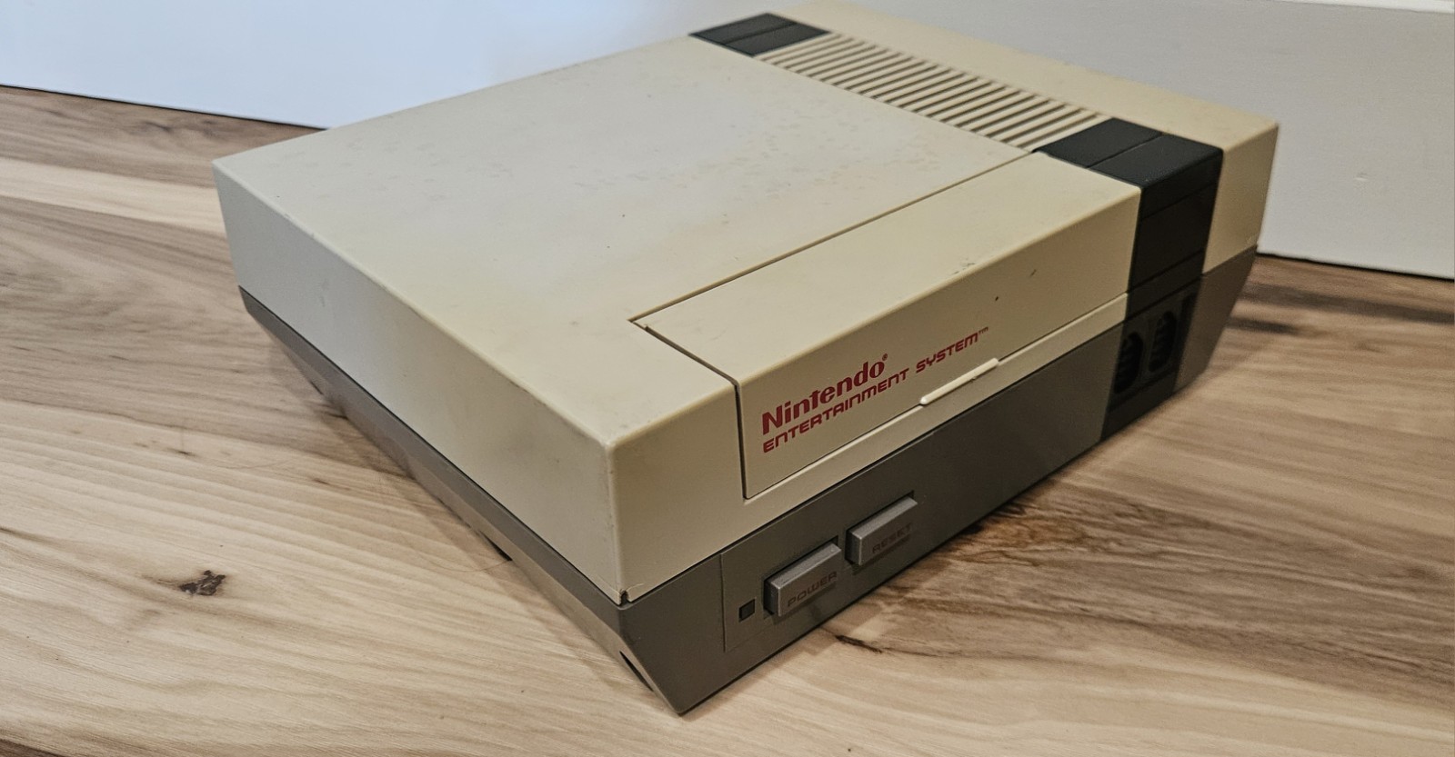 Nintendo NES-001 1985 Sometimes it works other times the red light just blinks.