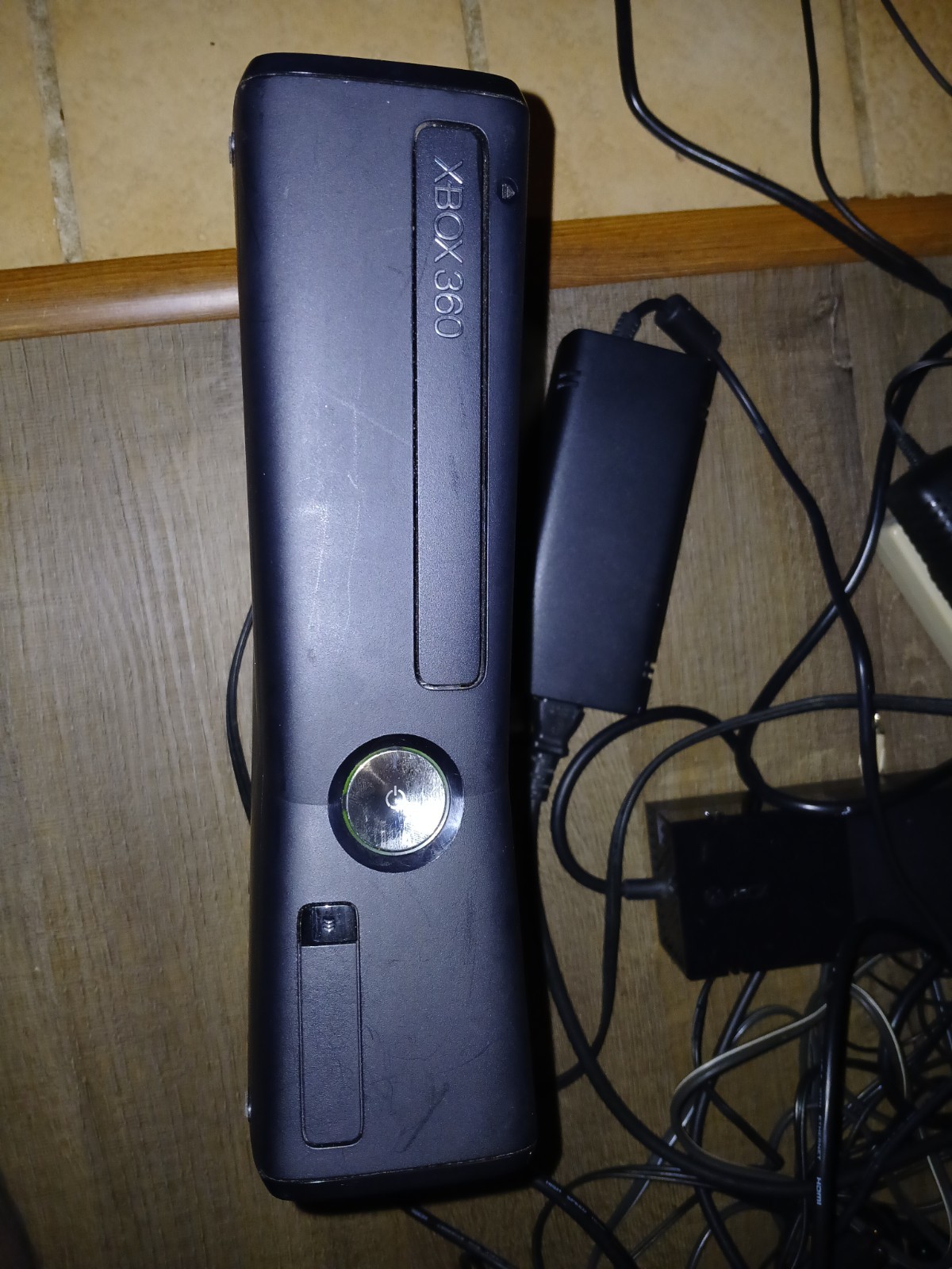 Xbox 360 S Console [Model 1439] Console Only – For Parts, Red Light – NO HD