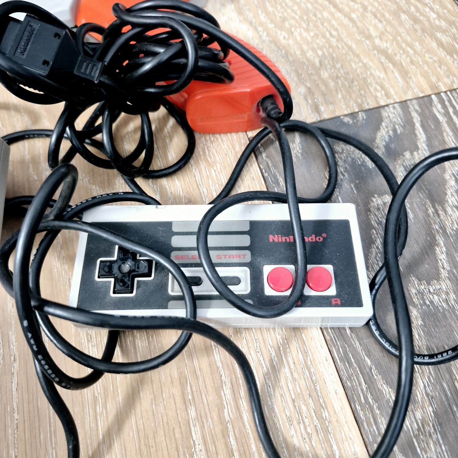 Nintendo NES Action Set Condole Orange Blaster in Original Box