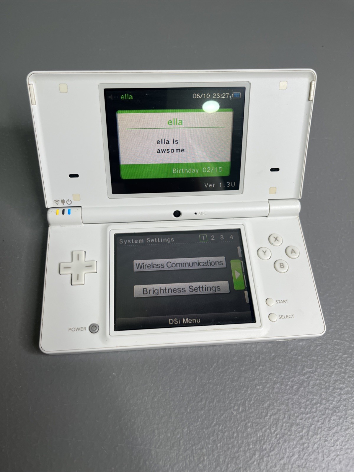 Nintendo DSi White Handheld Console System TWL-001 W/ Stylus No Charger —Tested