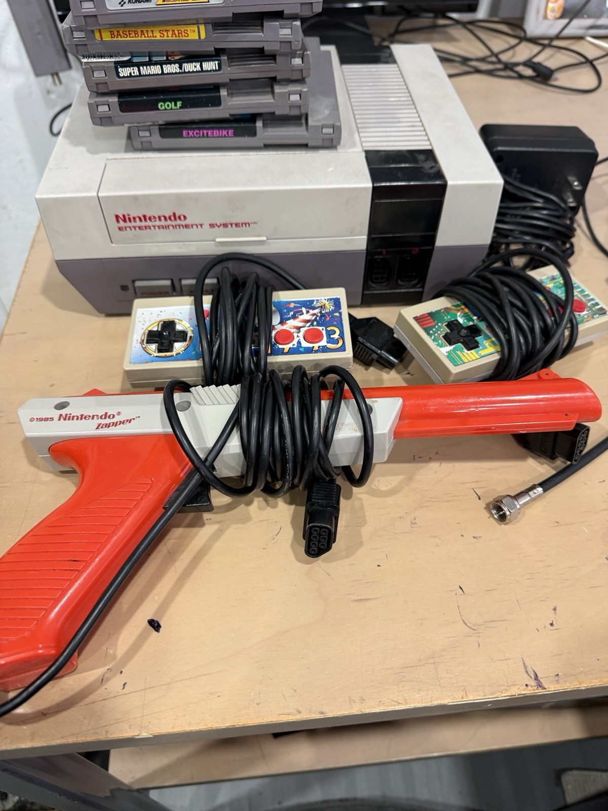 Nintendo NES Action Set Console – All Cables 2 Controllers- Zapper & Games