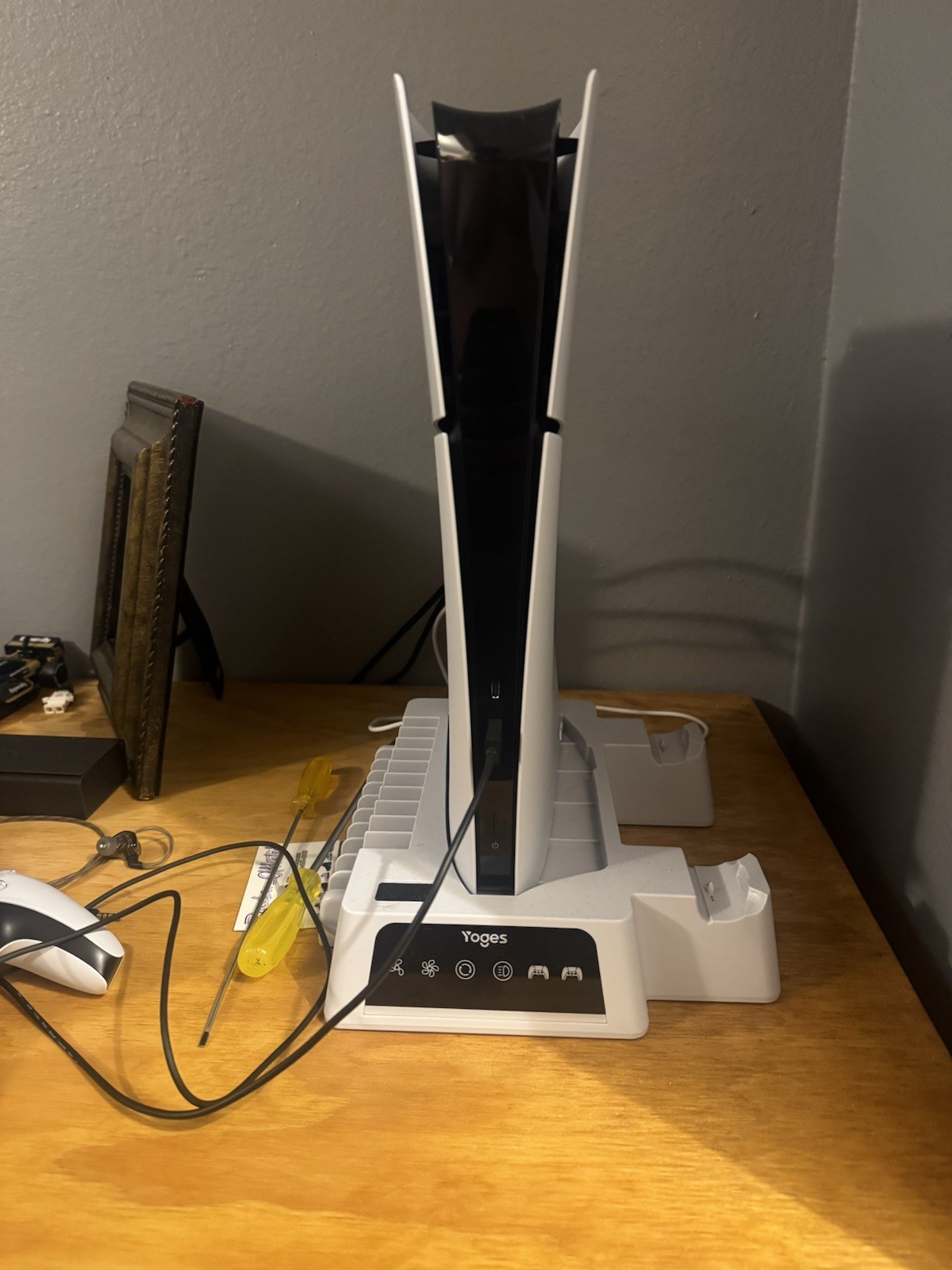 Ps5 digital edition, charging station, 2 ps5 control, LG 27 inch 180 hrz monitor