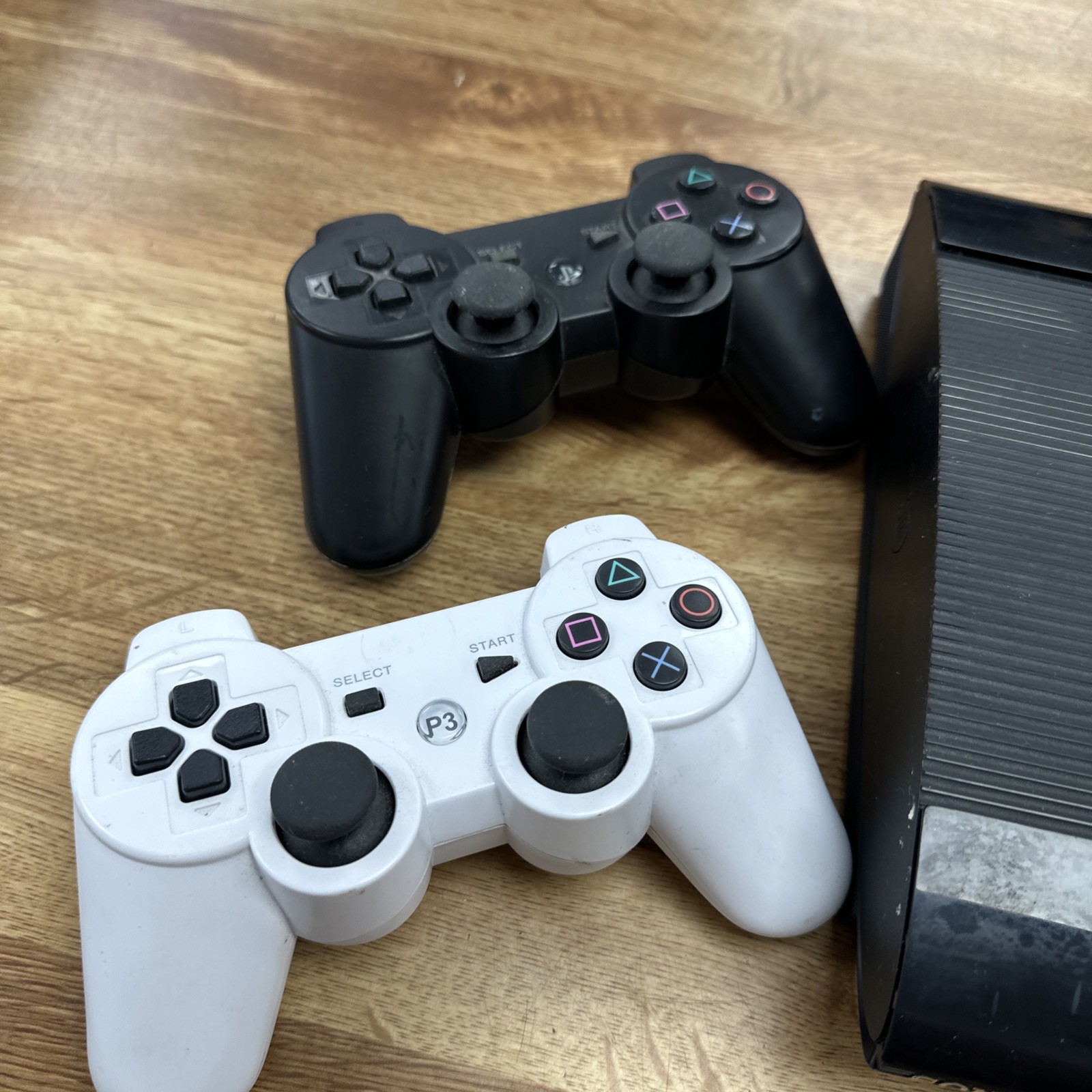 PlayStation 3 250GB W/ 4 Controllers *WORKS BUT DOESNT READ DISKS*& power supply