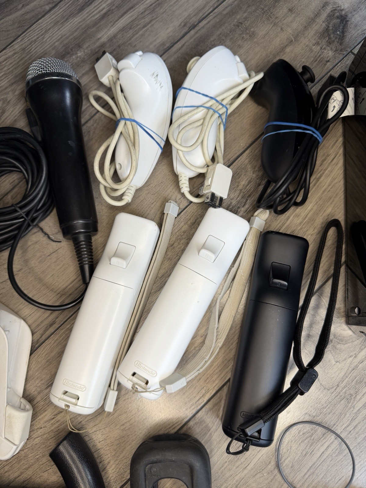 Nintendo Wii RVL-101 Black Console Bundle 3 Wii Remotes Sensor Bar Mic