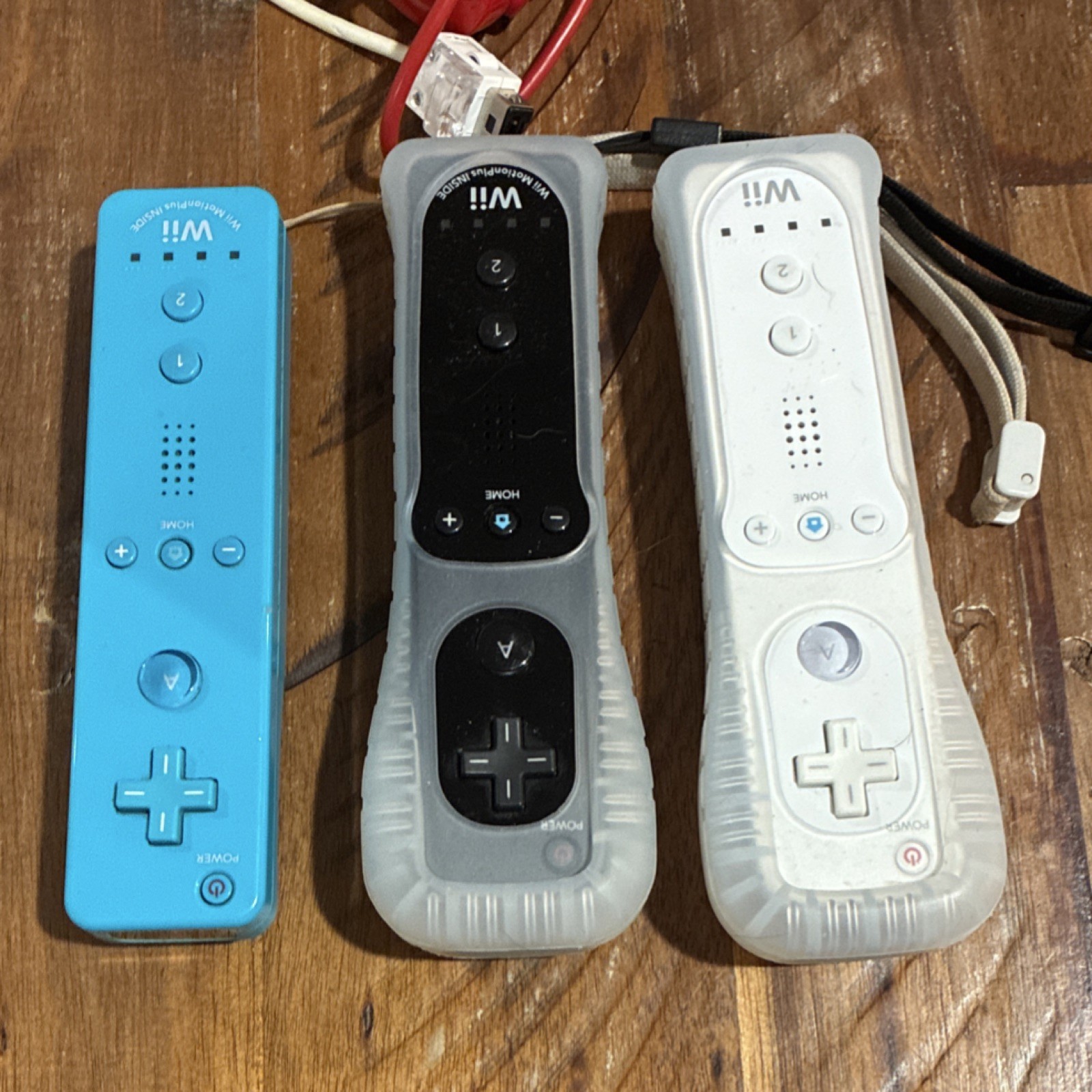 Nintendo Wii RVL-001 White Console Bundle 3 Remotes – 2 Nunchuks – Sensor Bar