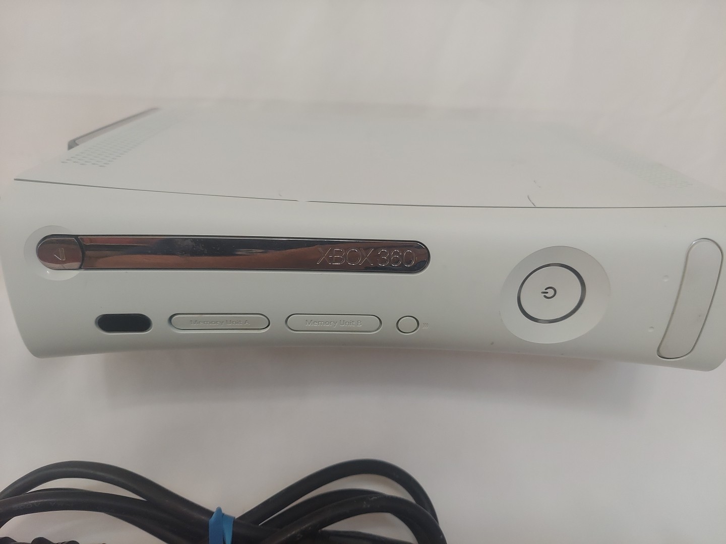 Microsoft Xbox 360 20GB Console – Matte White bundle 1 White 1 Red Controllers