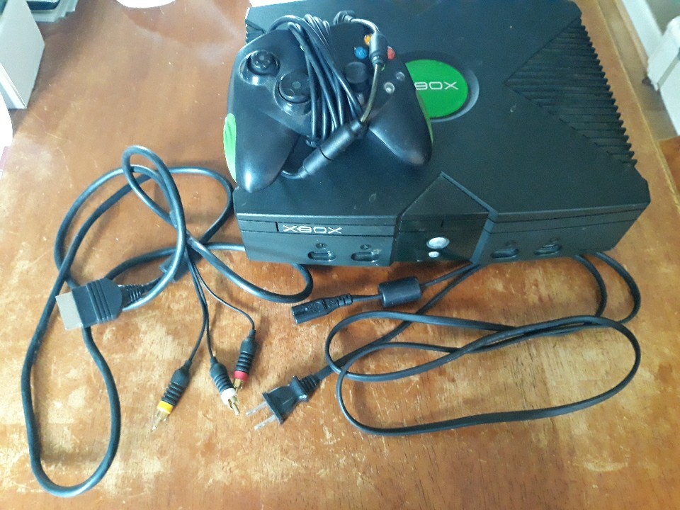 Original OG Microsoft xBox console v1.0 cords controller – Powers on won’t eject