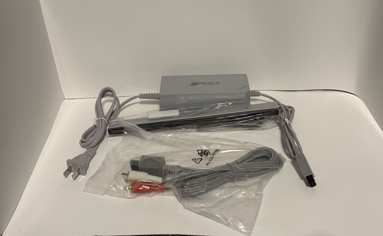 Nintendo Wii RVL-001(USA) White Console, 4 Remotes, Sensor Bar, Cables