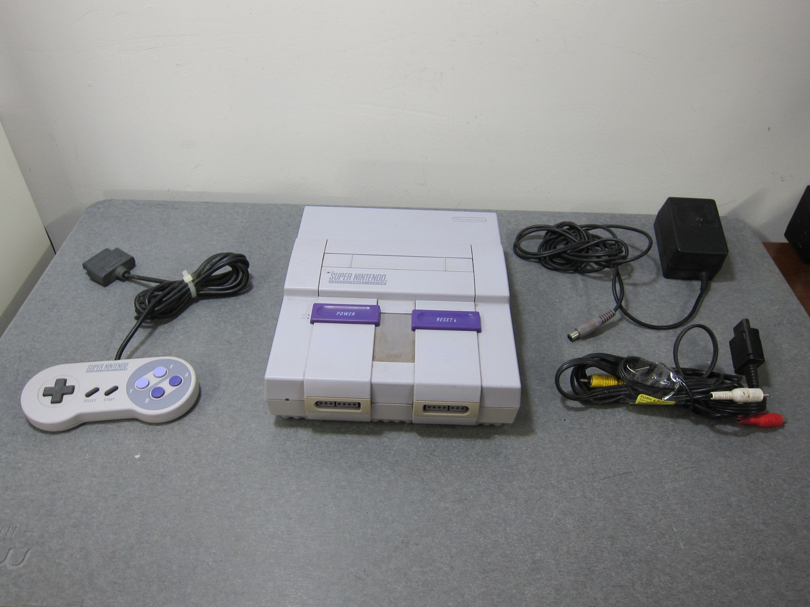 Super Nintendo SNES Console SNS-001 w/ Original Power Adapter & Controller