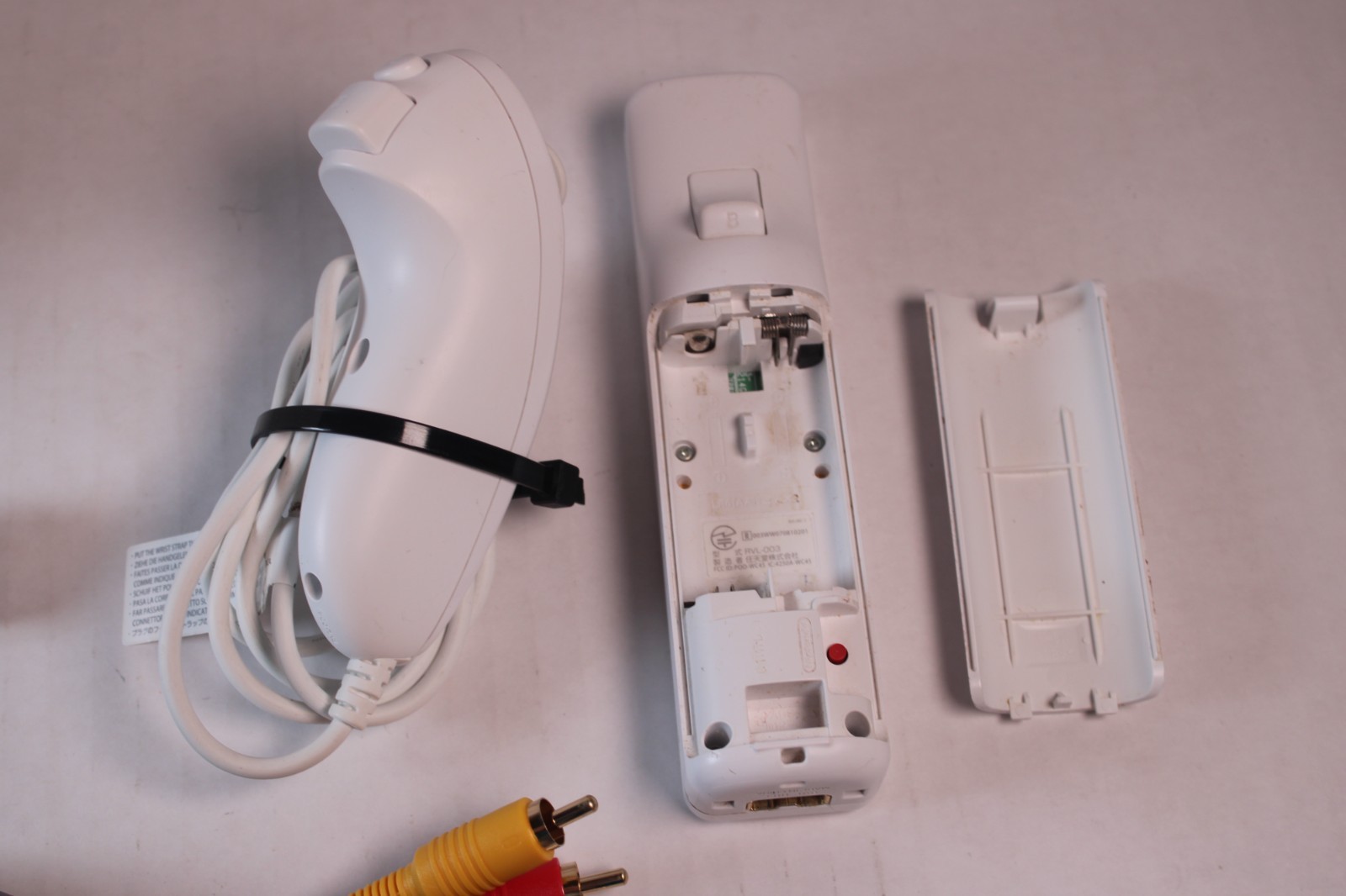 Nintendo Wii White Console RVL-001 W/ 1 OEM controller/chuk, Wheel, 2 games