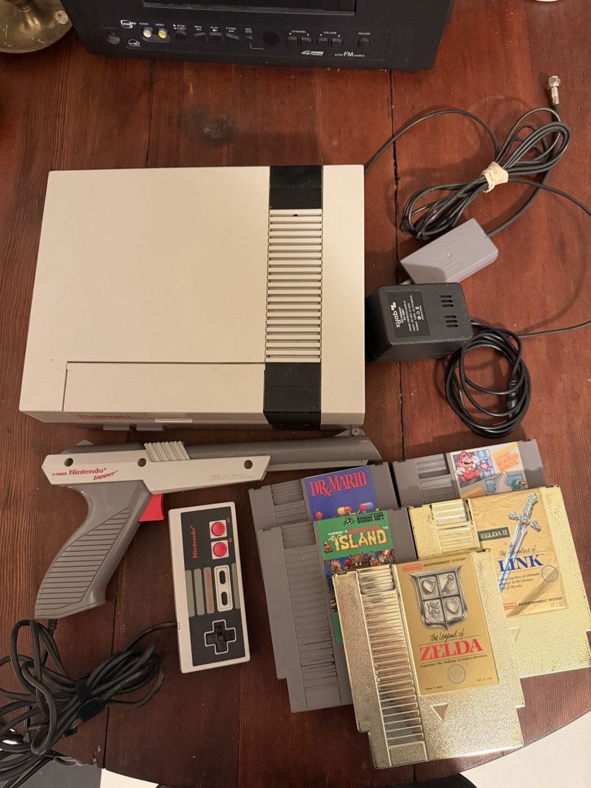 Nintendo Entertainment System Home Console with games and zapper TESTED nes