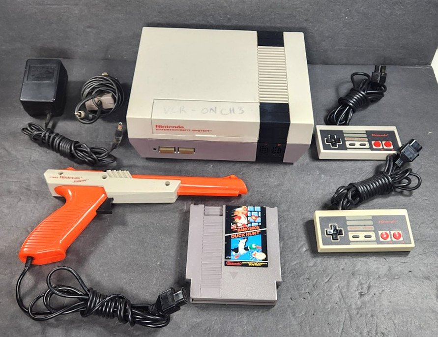 VINTAGE 1985 NINTENDO NES-001 CONTROL DECK BUNDLE MARIO GAME 2 CONTROLLERS GUN