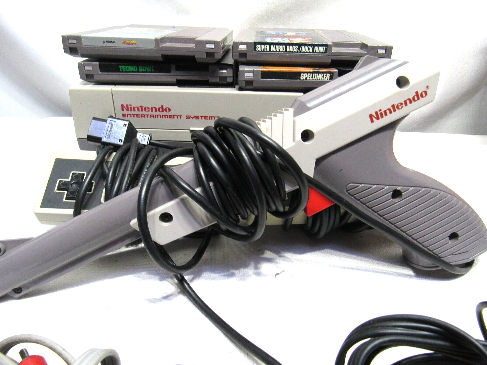Nintendo NES Action Set Home Console – White/Gray 2 CONTROLLERS, GUN, 4 GAMES