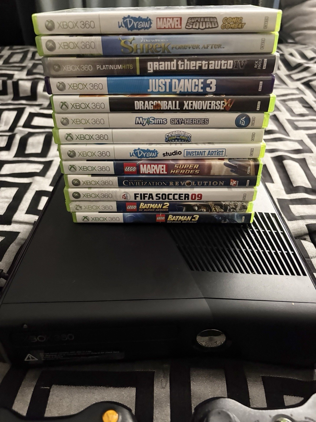 Microsoft Xbox 360 S 250GB Black Bundle w/ Kinect, 2 Controllers, Games