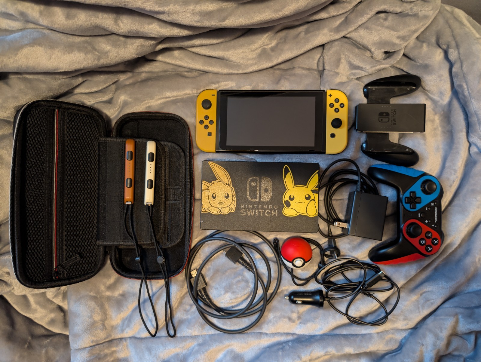 Nintendo Switch Pikachu & Eevee Edition + Pokeball/Carry Case/Extra Controller