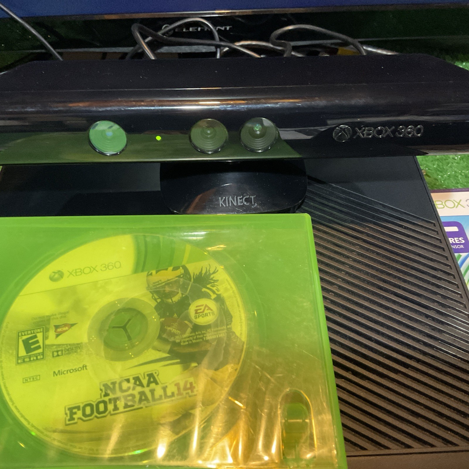 Xbox 360 4GB Kinect Bundle Box – Games Kinect Sports, Adventure, NCAA 14 + Sonic