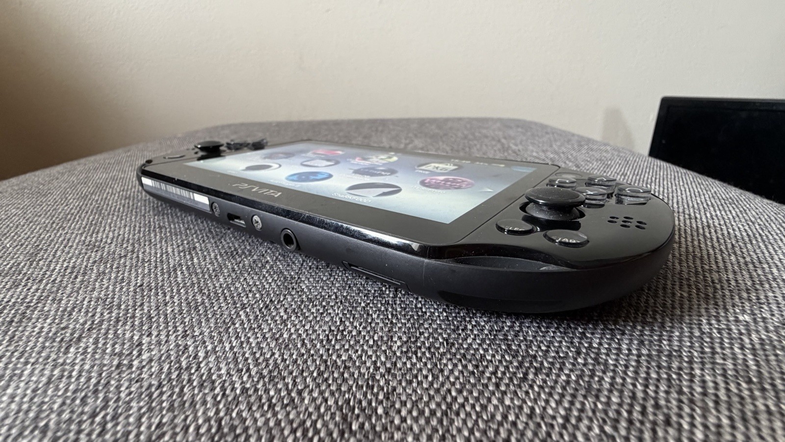 Sony PS Vita PCH-2000 Black Handheld Console Wi-Fi / Game /Sony 16GB Card