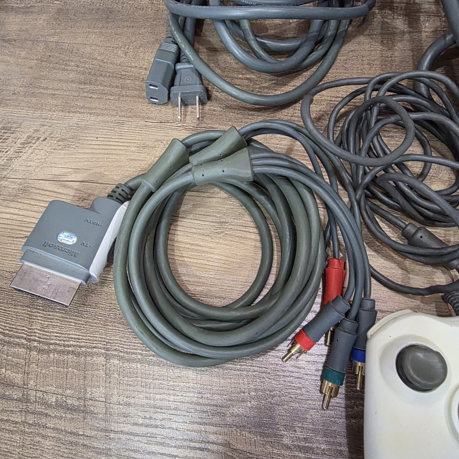 Microsoft Xbox 360 with harddrive Halo Edition w/ Controller and Cables