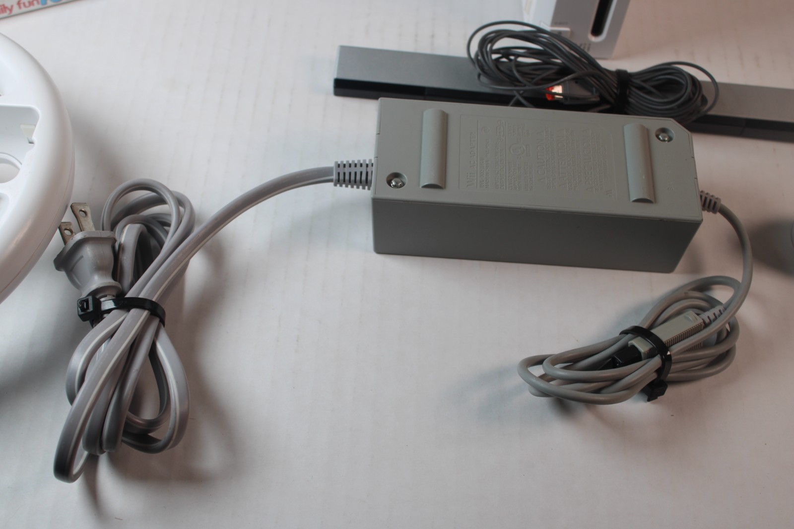 Nintendo Wii White Console RVL-001 W/ 1 OEM controller/chuk, Wheel, 2 games