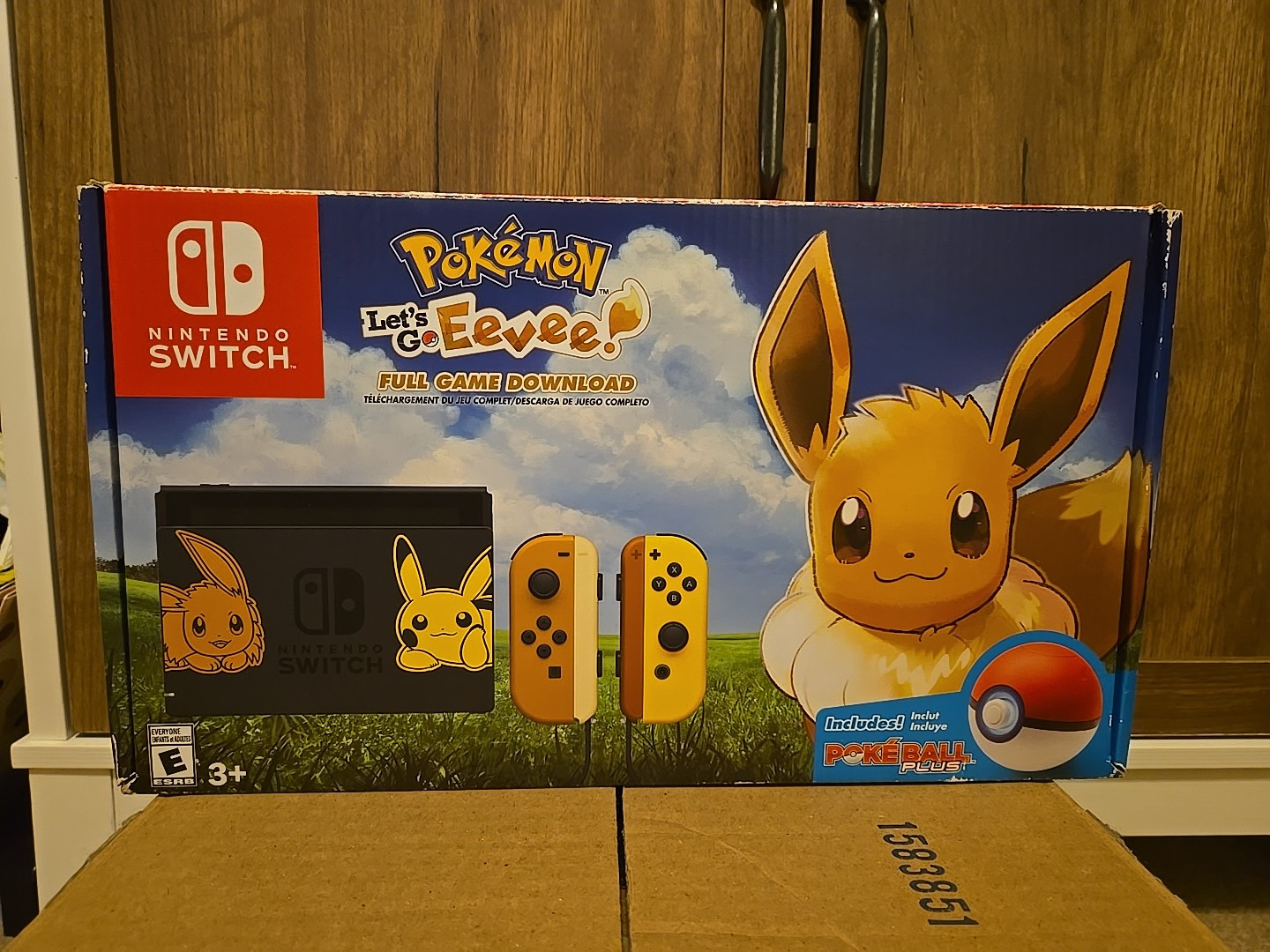 Nintendo Switch – Pokemon Let’s Go Eevee Edition Console w/Poke Ball Plus CIB