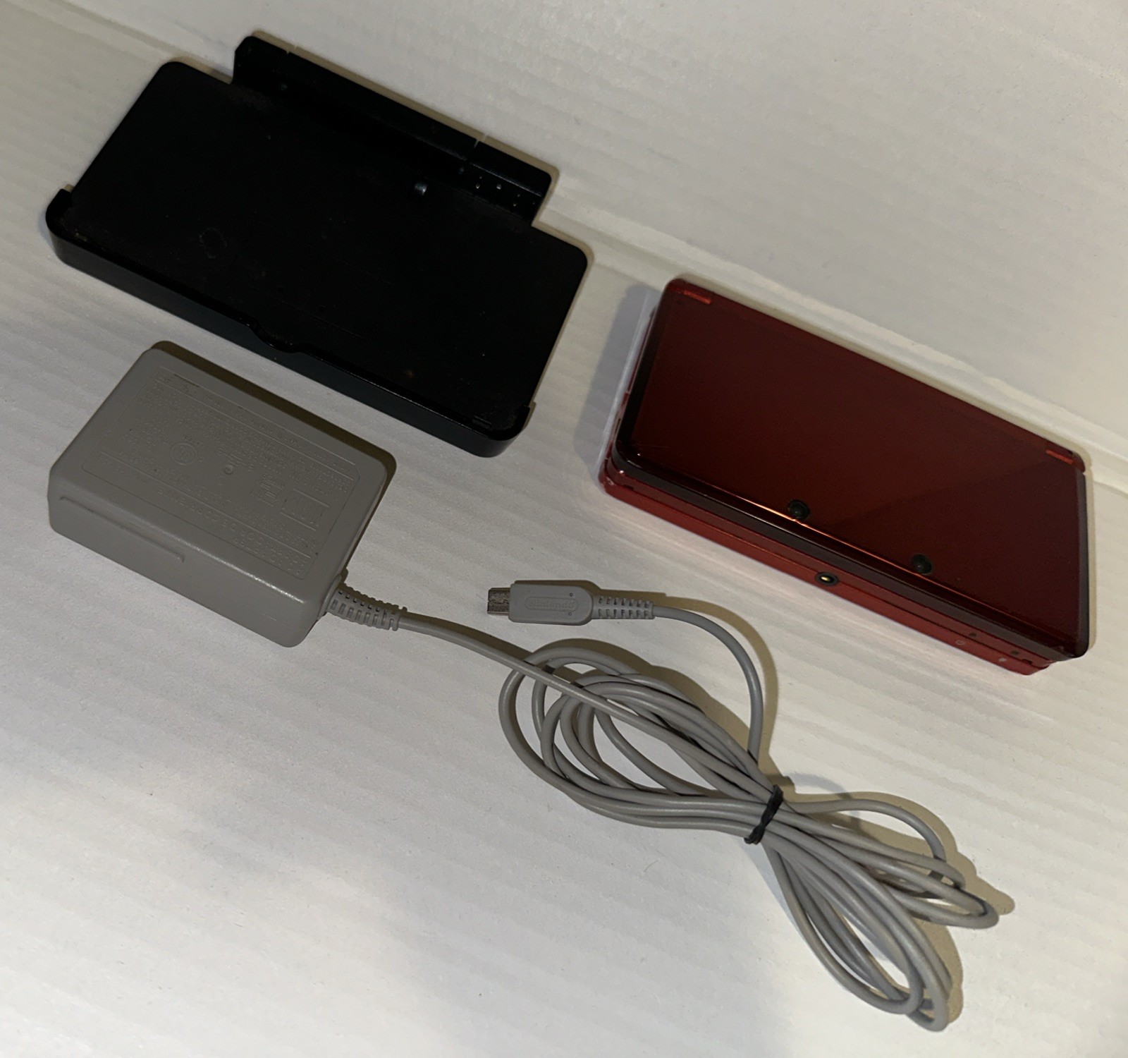 Flame Red Nintendo 3DS – CTR-S-USZ-C0, CTR-001 USA. Won’t power on.