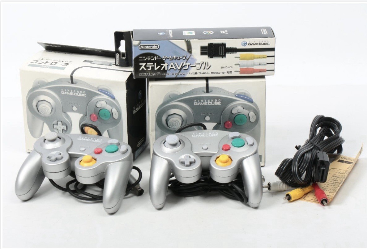 Nintendo GameCube Japan Bundle Silver GB Player 2 Controllers AV Disc CIB