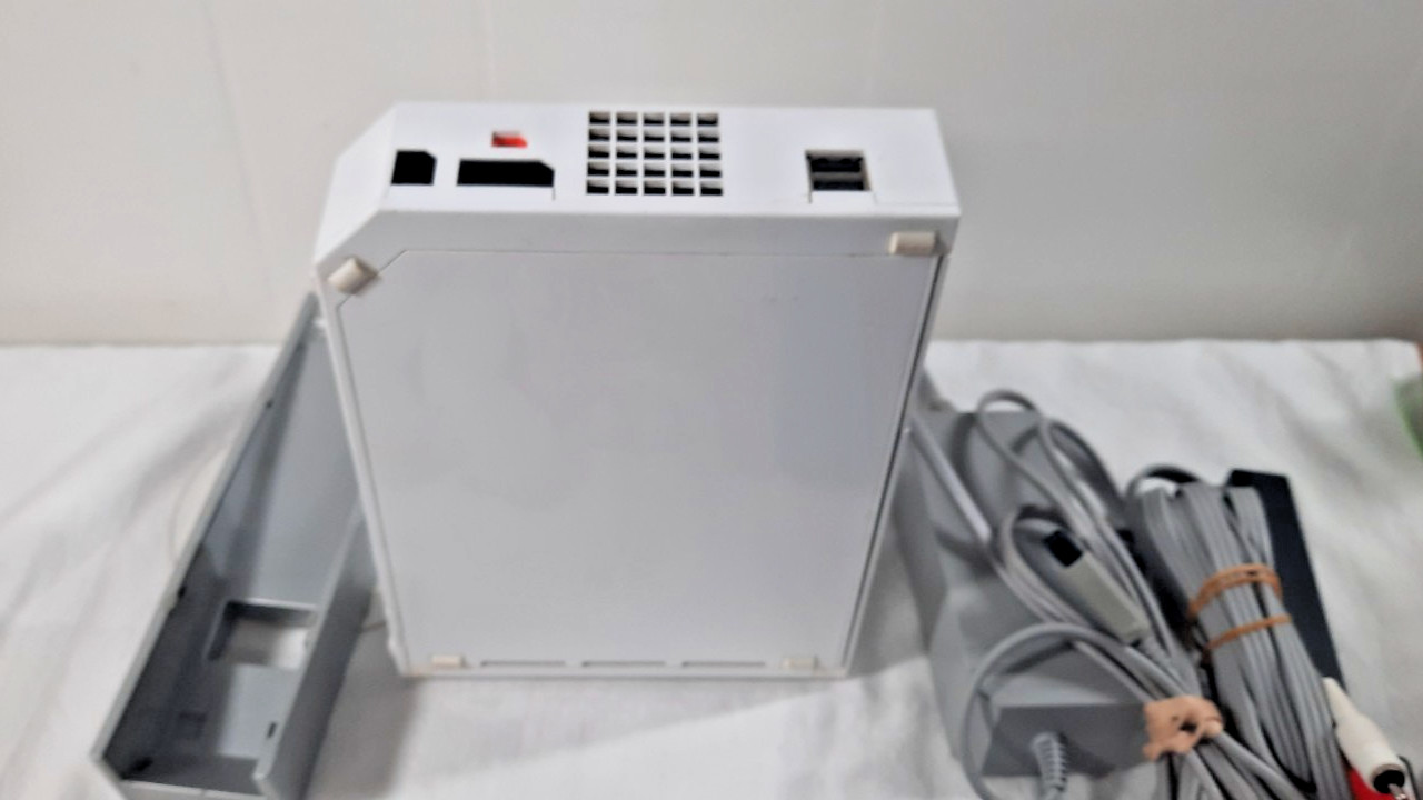 Nintendo Wii Console Bundle RVL-001 Complete GameCube Compatible w/Cables Remote