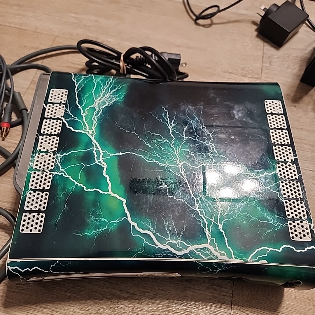 Xbox 360 W/ Lightning Design (No Controllers! Missing Power Supply)